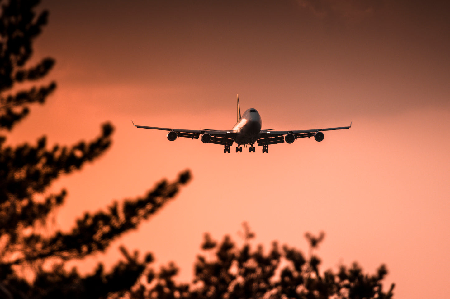 Digitális - termék B747-400F napnyugtában érkezik.